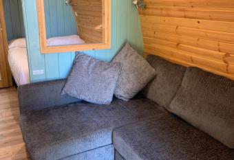 Kersebrock Kabins has rooms with a private hot tub