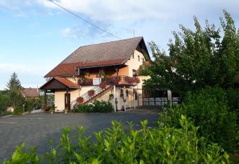Family Pu  kari   has Balcony rooms