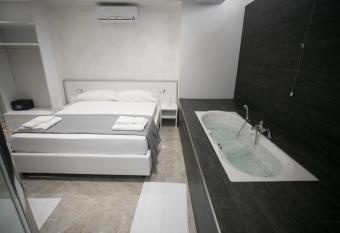 Tropea Luxury & Charm has rooms with a private hot tub
