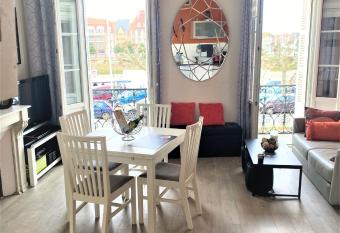 AU 112 allows 18 year olds to book a room