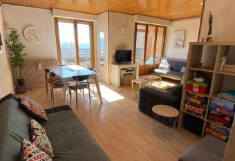 Tr  s bel Appartement T3 de 62m2 8 personnes Font Romeu has Balcony rooms