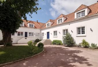 G  te les Hortensias allows 18 year olds to book a room