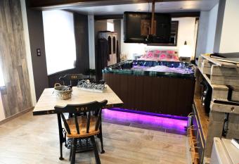 Le cocon des lacs allows 18 year olds to book a room