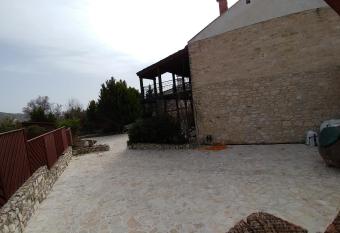 Stou Kir Yianni has rooms with a private hot tub