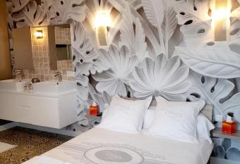 Chez Lyly et Juju allows 18 year olds to book a room