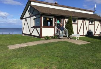 G  te Au Bord de la Baie allows 18 year olds to book a room