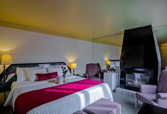 Hotel Bromont has rooms with a private hot tub