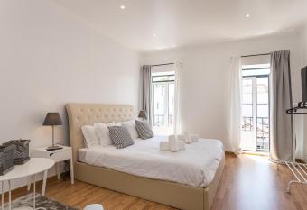 World Travelers allows 18 year olds to book a room