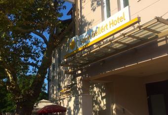 Szent Gell  rt Hotel allows 18 year olds to book a room