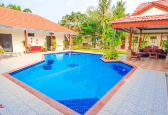 Mountain Beach Retreat has Smoking/Balcony rooms