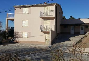 Villa Americana allows 18 year olds to book a room