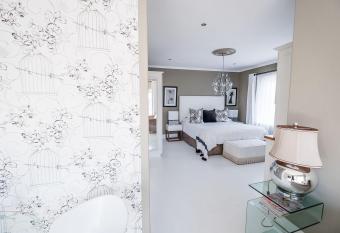 Admiralty Beach House has Balcony rooms