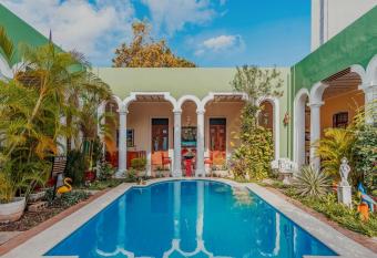 Hotel Santa Mar  a M  rida allows 18 year olds to book a room