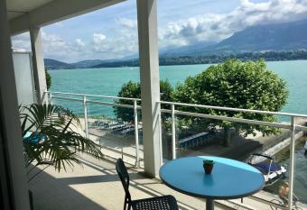 Escapade au bord du lac du Bourget allows 18 year olds to book a room