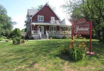 gite la maison du jardinier has Balcony rooms