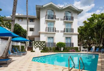 The Capri Inn has Balcony rooms