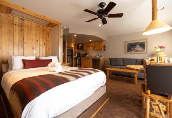 Red Wolf Lodge At Olympic Valley has rooms with a private hot tub