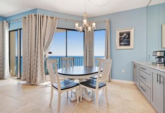 Phoenix Vacation Rentals has Balcony rooms