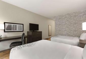 La Quinta Inn & Suites by Wyndham Rock Hill has rooms with a private hot tub