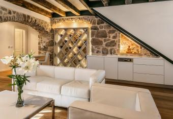 Divota Apartment Hotel allows 18 year olds to book a room