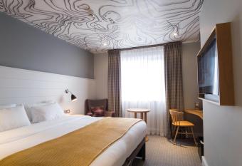 North Lakes Hotel and Spa allows 18 year olds to book a room