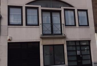 James & Leon has Balcony rooms