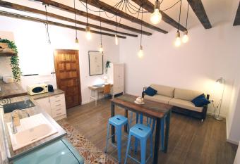 Bonito Loft en L Ampolla allows 18 year olds to book a room