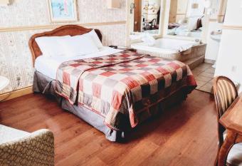 Hotel Motel La Marquise has rooms with a private hot tub