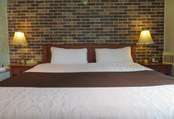 La Paysanne Motel & Hotel has rooms with a private hot tub