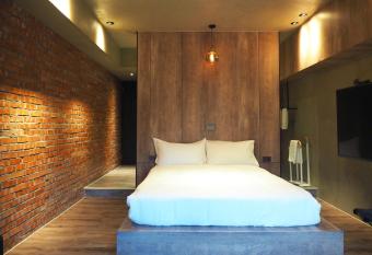 PInHOuse has rooms with a private hot tub