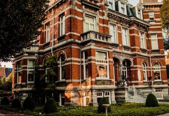 B&B  t Kasteel &  t Koetshuys allows 18 year olds to book a room