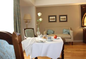 Hotel Club Frances has rooms with a private hot tub