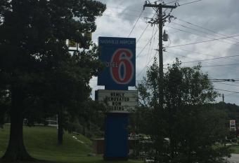 Motel 6-Nashville, Tn - Airport has Smoking rooms