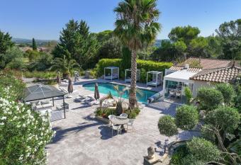 Casa Dina allows 18 year olds to book a room