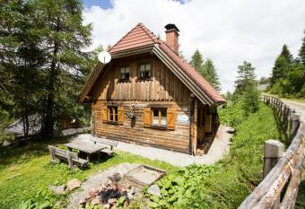 Almhaus V  lkl allows 18 year olds to book a room