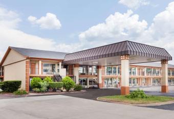 Super 8 by Wyndham Longview/I-20 has Smoking rooms