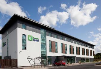 Holiday Inn Express Burnley M65 Jct 10, an IHG Hotel allows 18 year olds to book a room