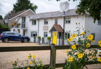 Cottage Lodge Hotel has Balcony rooms