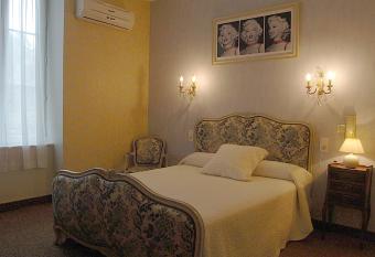 H  tel du Lion d Or has rooms with a private hot tub