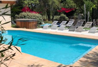 Esprit d Ailleurs allows 18 year olds to book a room