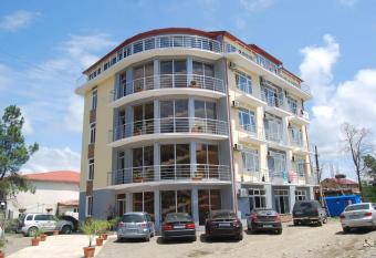 David Palace Hotel Ureki allows 18 year olds to book a room