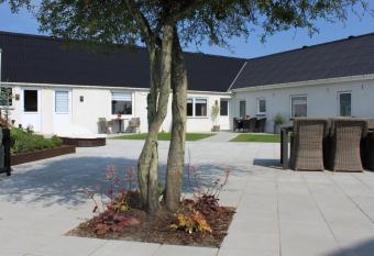 Motel Hune Apartments allows 18 year olds to book a room