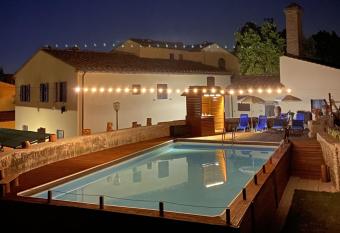 MOTORRADHOTEL TOSKANA - Il Molino del Ponte - con piscina allows 18 year olds to book a room