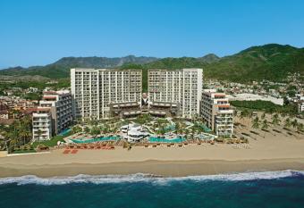 Dreams Vallarta Bay Resorts & Spa - All Inclusive has rooms with a private hot tub