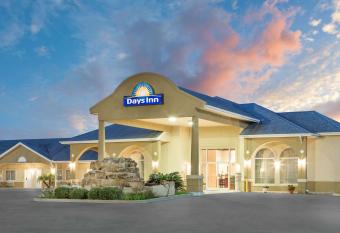 Days Inn by Wyndham Robstown has Smoking rooms