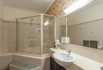 Highlander Motor Inn has rooms with a private hot tub