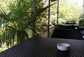 Riverside Guest House has Balcony rooms