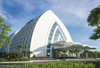 Movenpick Hotel & Convention Centre KLIA allows 18 year olds to book a room
