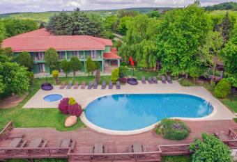   stanbul Airport Durusu Club Hotel allows 18 year olds to book a room