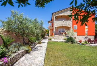 Villa Orange II has Balcony rooms